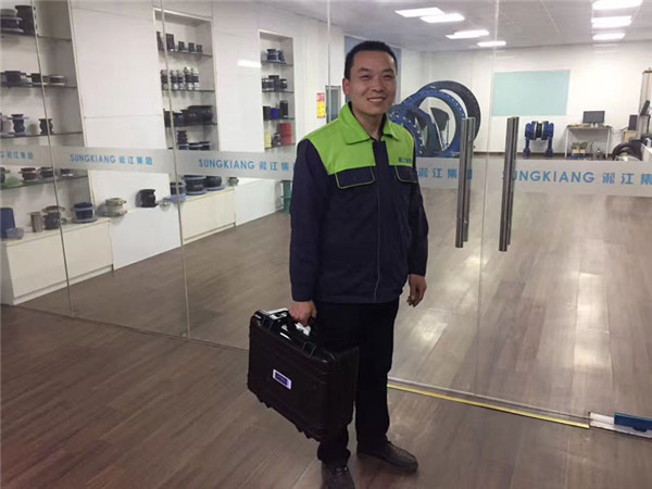 杏鑫娱乐为波纹补偿器产品进行光谱仪检测